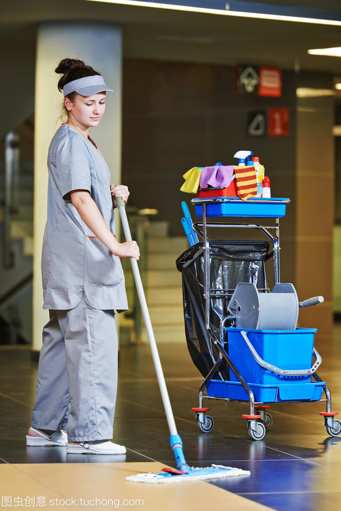 工人用機器清洗地板